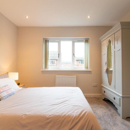 Beautiful 6 Bedroom Holiday Home, Manchester Wythenshawe Eksteriør billede