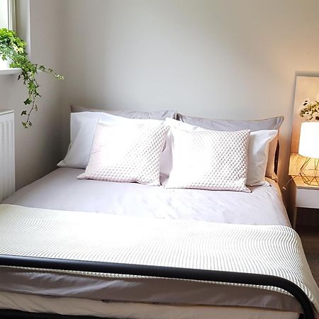 Beautiful 6 Bedroom Holiday Home, Manchester Wythenshawe Eksteriør billede