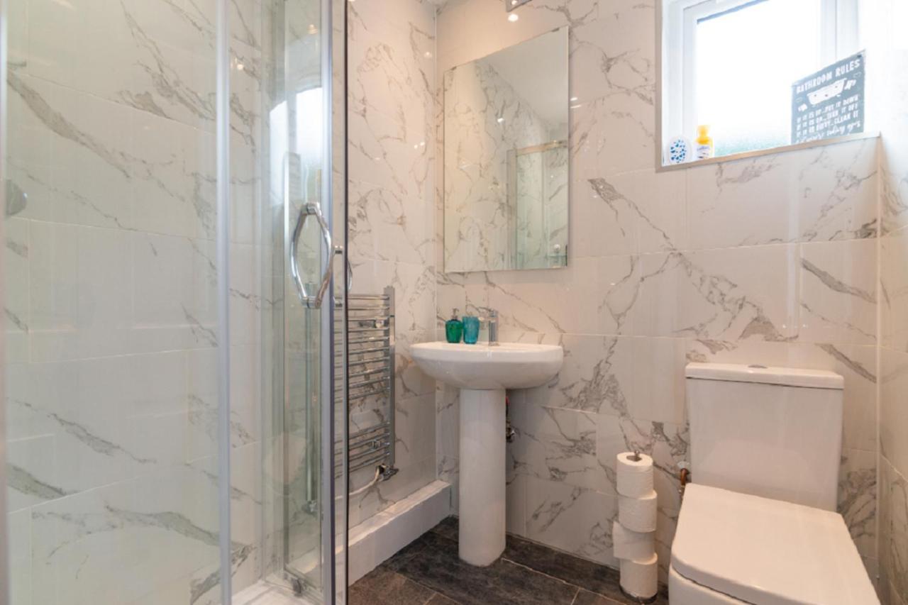 Beautiful 6 Bedroom Holiday Home, Manchester Wythenshawe Eksteriør billede
