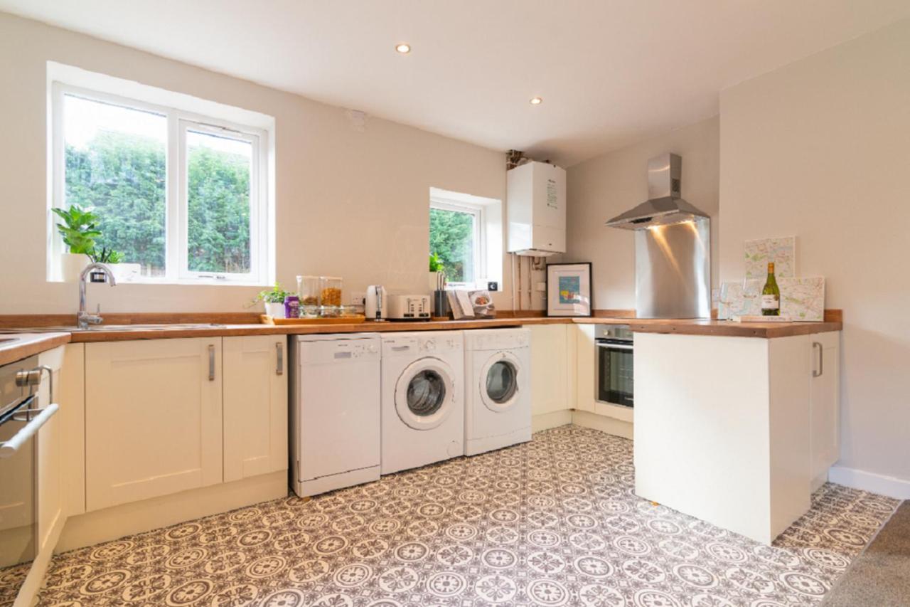 Beautiful 6 Bedroom Holiday Home, Manchester Wythenshawe Eksteriør billede