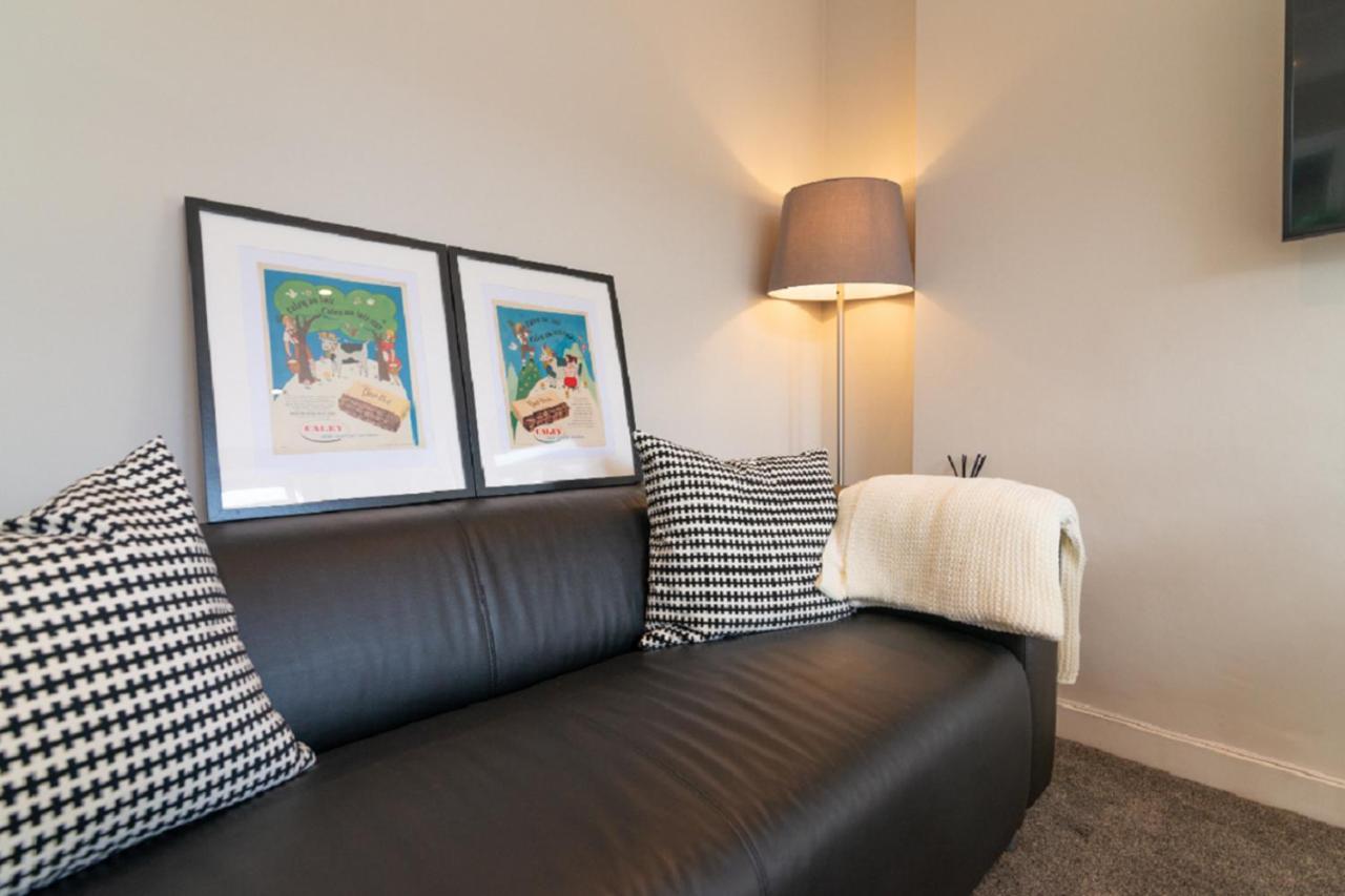 Beautiful 6 Bedroom Holiday Home, Manchester Wythenshawe Eksteriør billede