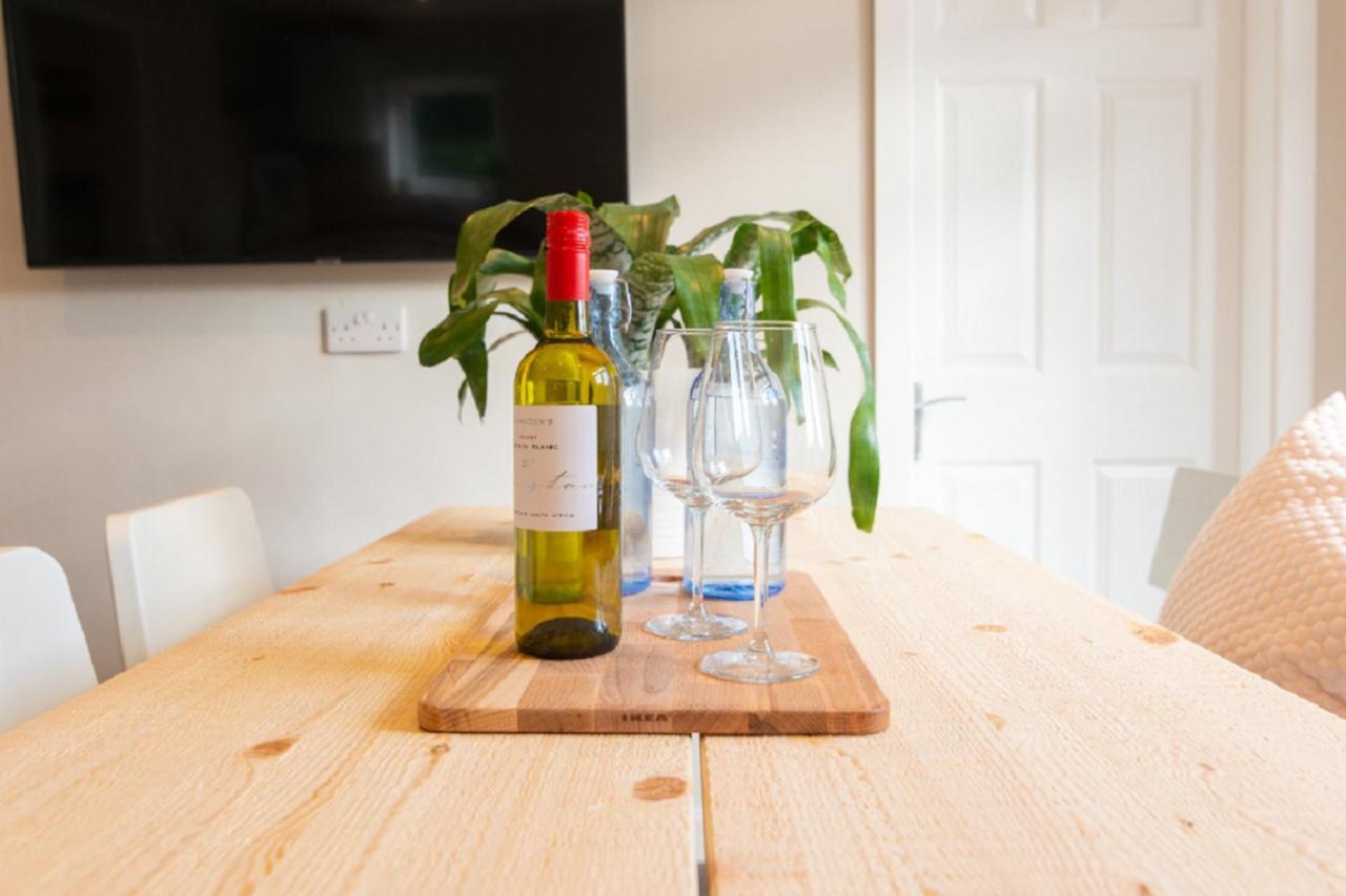 Beautiful 6 Bedroom Holiday Home, Manchester Wythenshawe Eksteriør billede