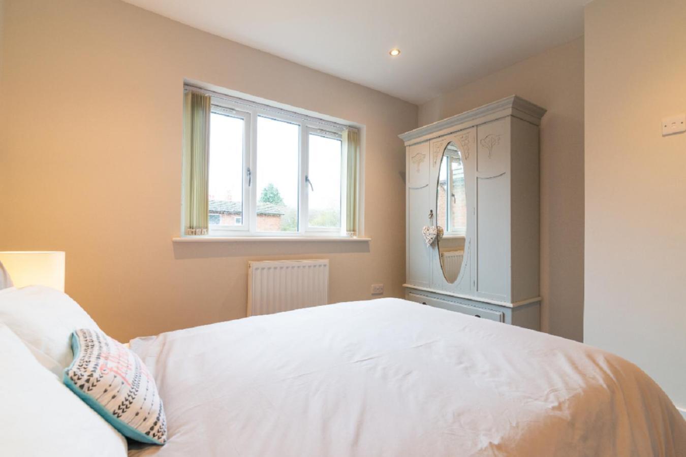 Beautiful 6 Bedroom Holiday Home, Manchester Wythenshawe Eksteriør billede