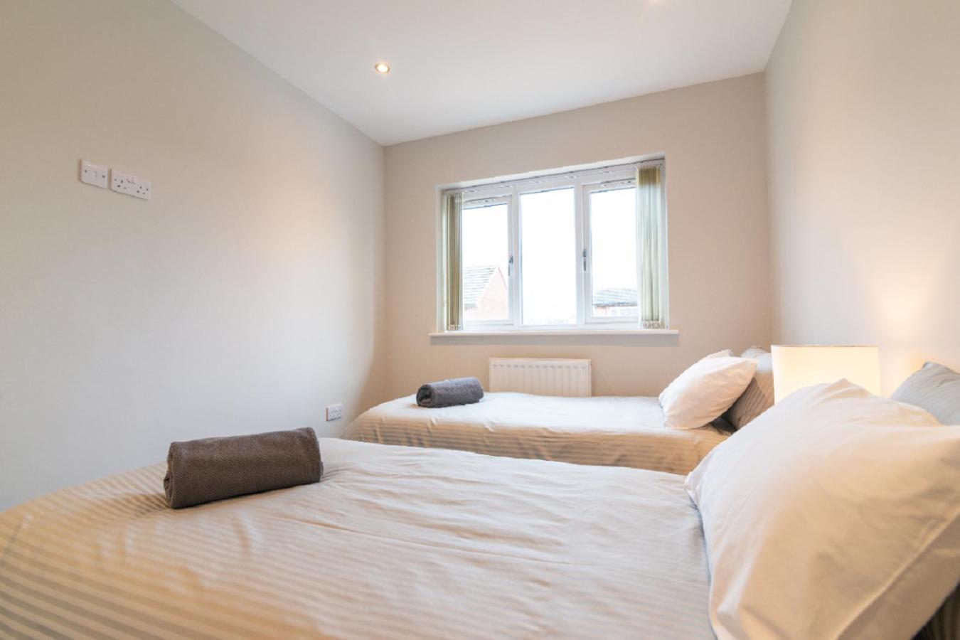 Beautiful 6 Bedroom Holiday Home, Manchester Wythenshawe Eksteriør billede