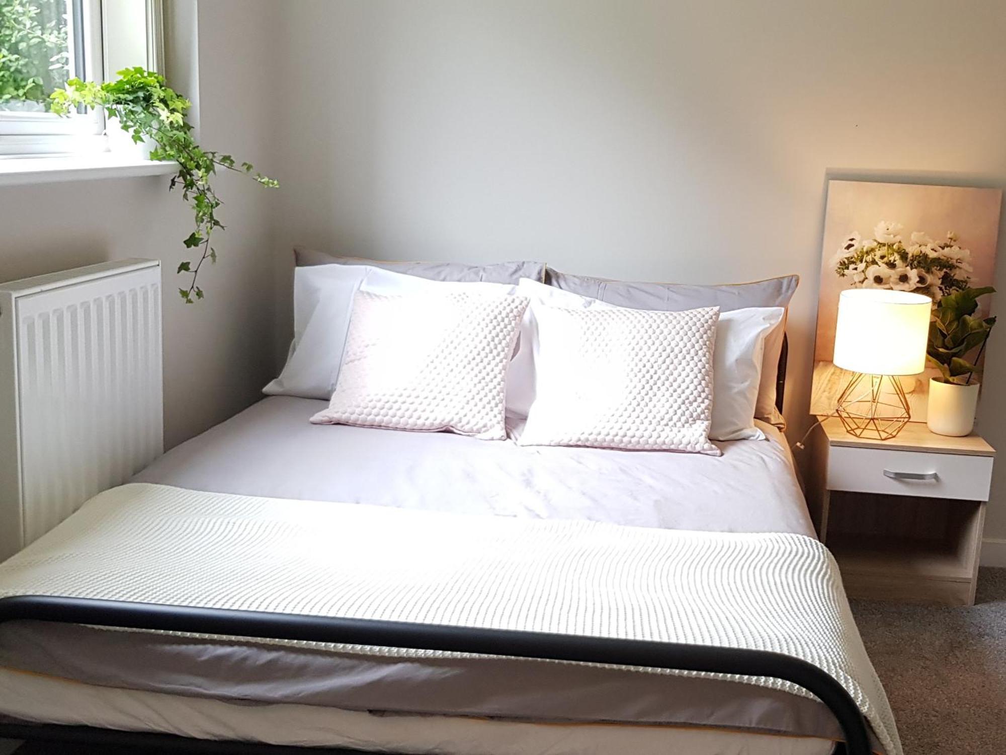 Beautiful 6 Bedroom Holiday Home, Manchester Wythenshawe Eksteriør billede