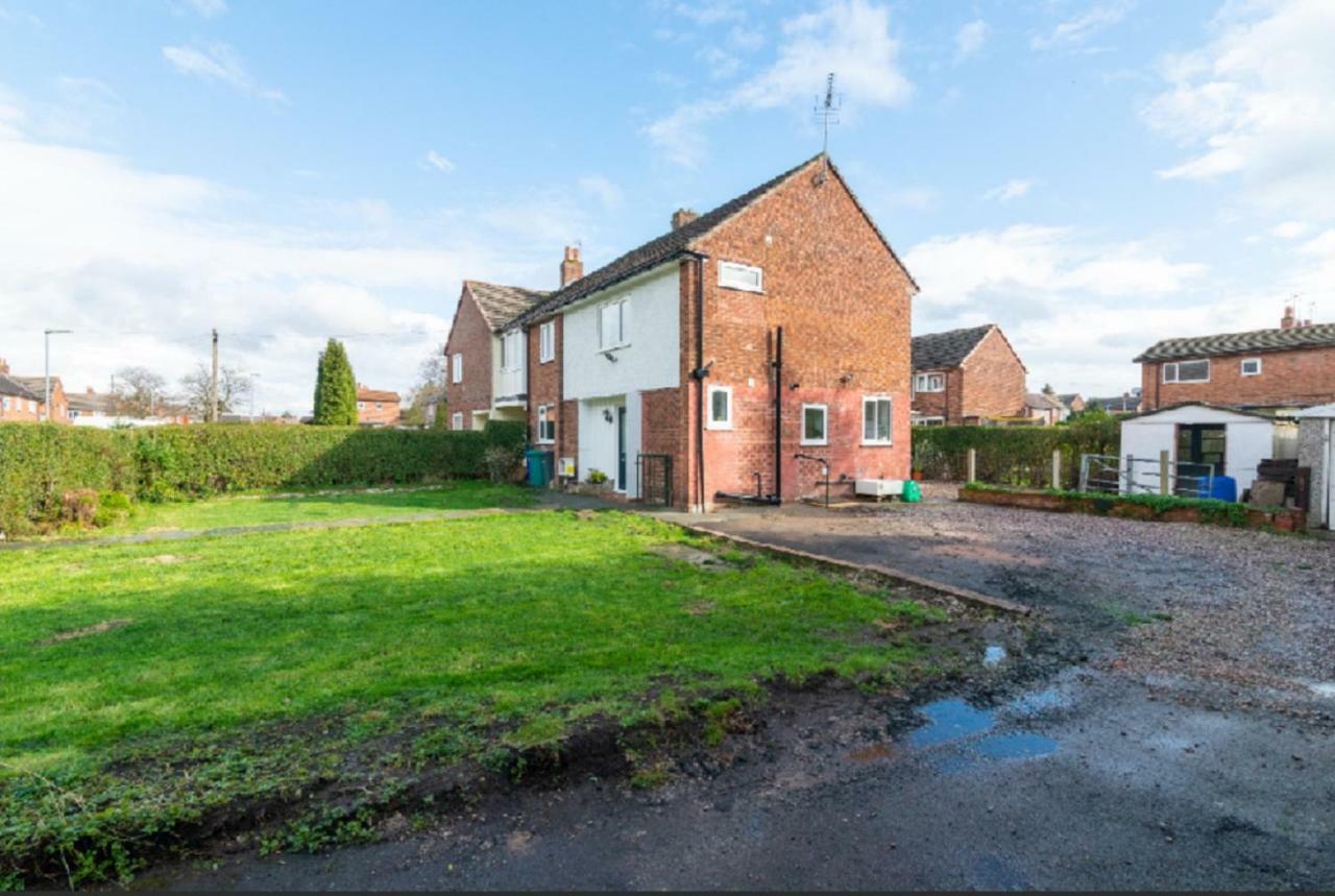 Beautiful 6 Bedroom Holiday Home, Manchester Wythenshawe Eksteriør billede