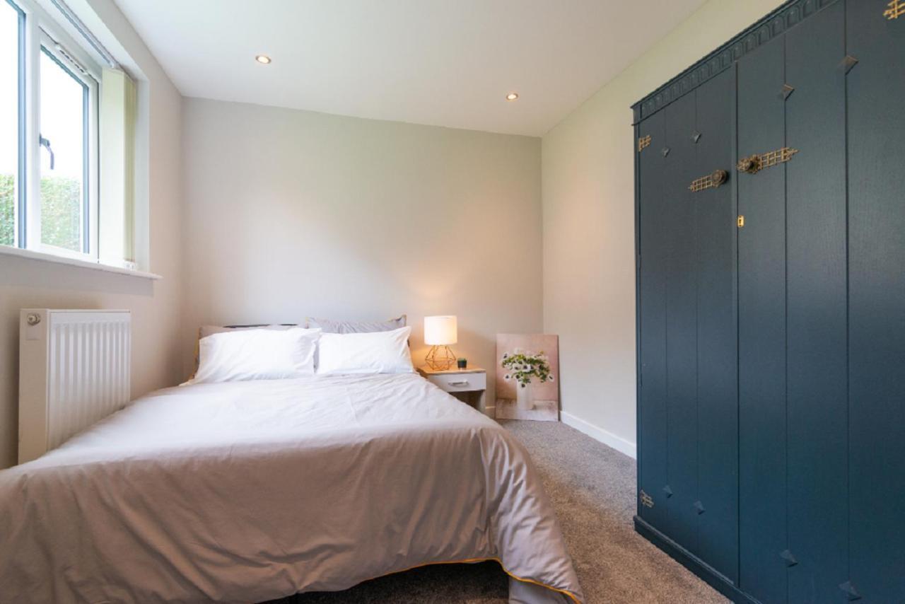 Beautiful 6 Bedroom Holiday Home, Manchester Wythenshawe Eksteriør billede