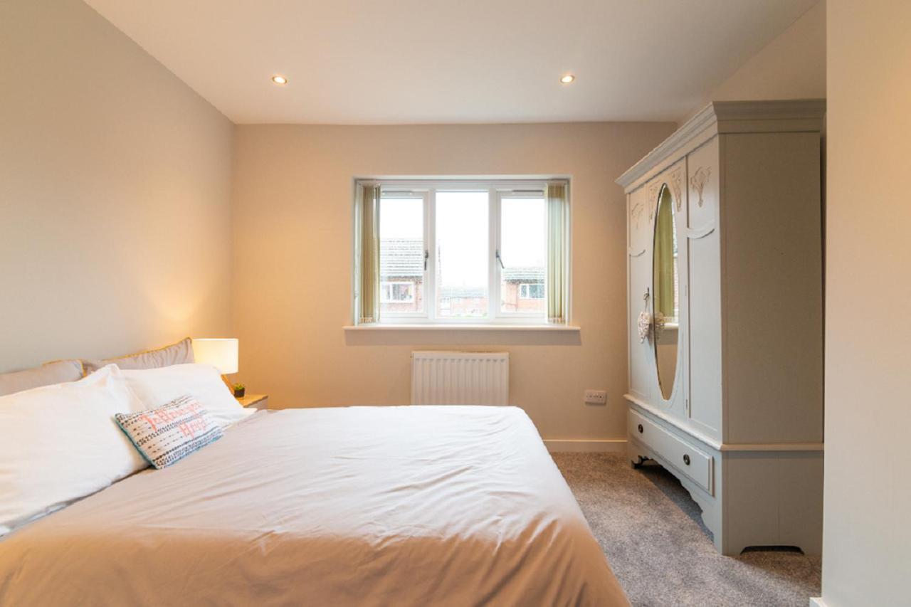 Beautiful 6 Bedroom Holiday Home, Manchester Wythenshawe Eksteriør billede