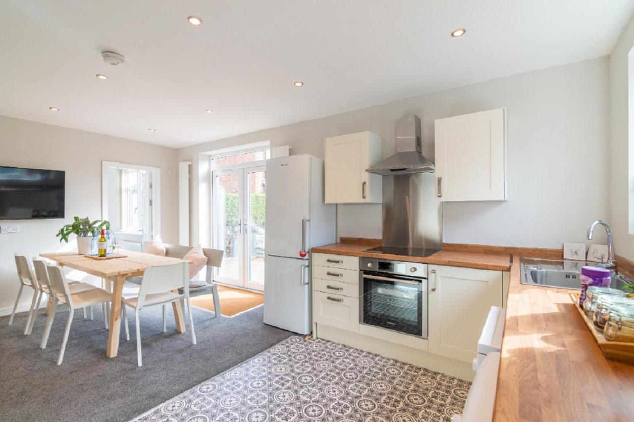 Beautiful 6 Bedroom Holiday Home, Manchester Wythenshawe Eksteriør billede