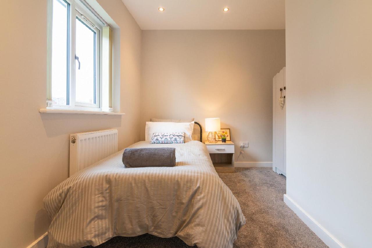 Beautiful 6 Bedroom Holiday Home, Manchester Wythenshawe Eksteriør billede