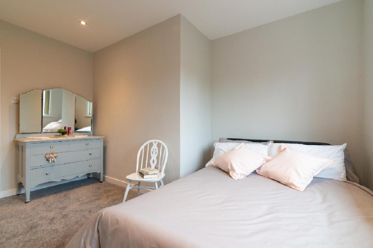 Beautiful 6 Bedroom Holiday Home, Manchester Wythenshawe Eksteriør billede