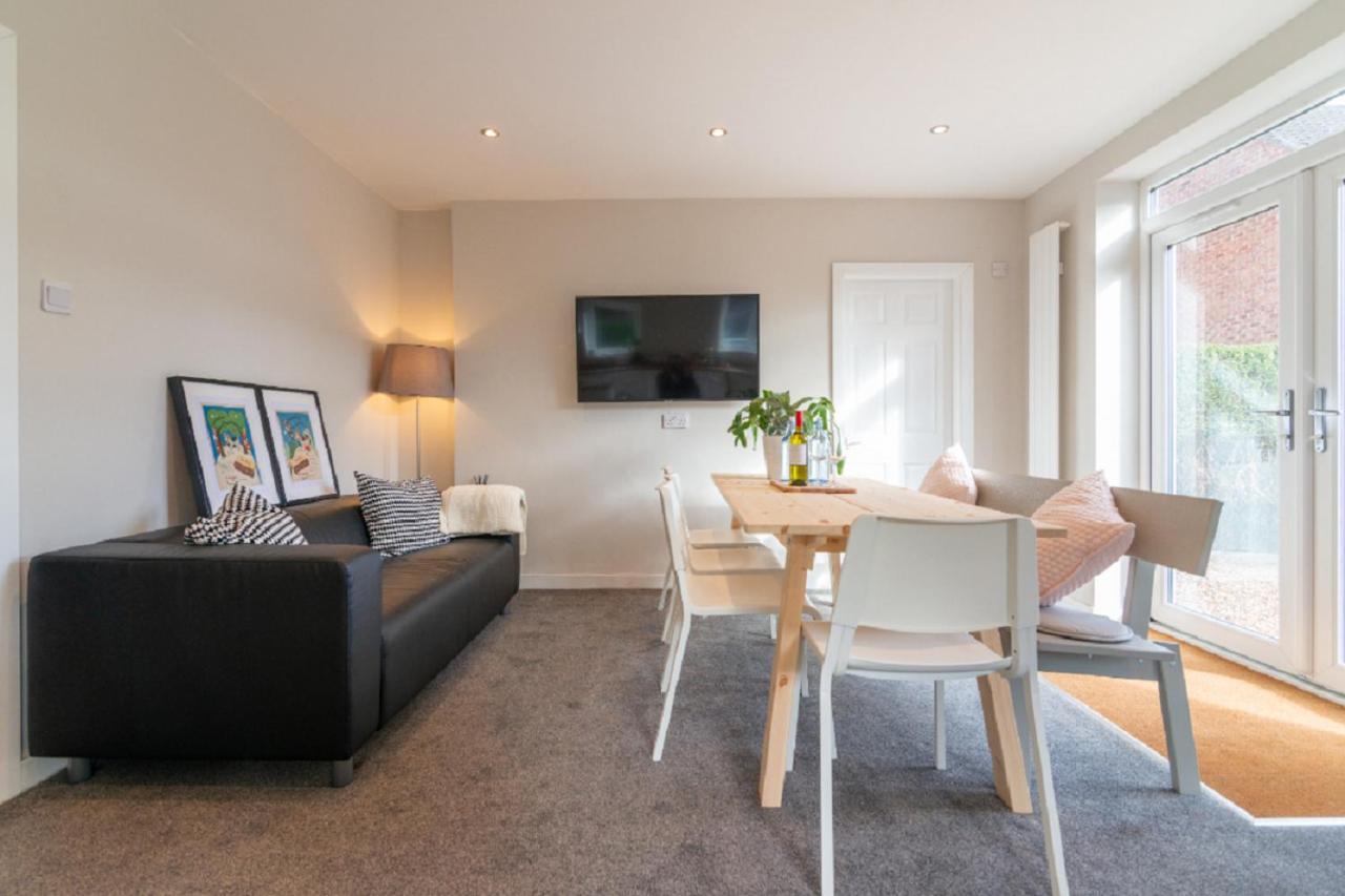 Beautiful 6 Bedroom Holiday Home, Manchester Wythenshawe Eksteriør billede