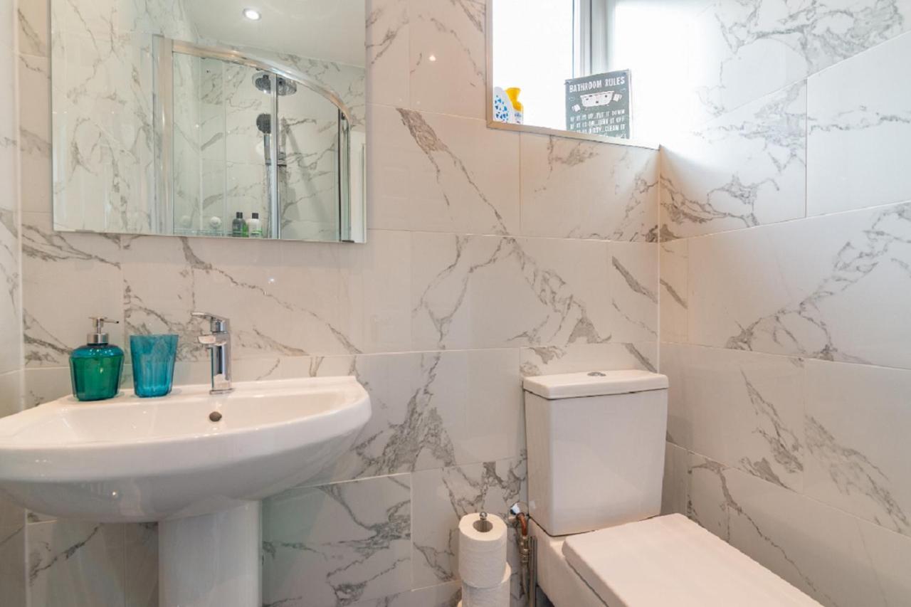 Beautiful 6 Bedroom Holiday Home, Manchester Wythenshawe Eksteriør billede