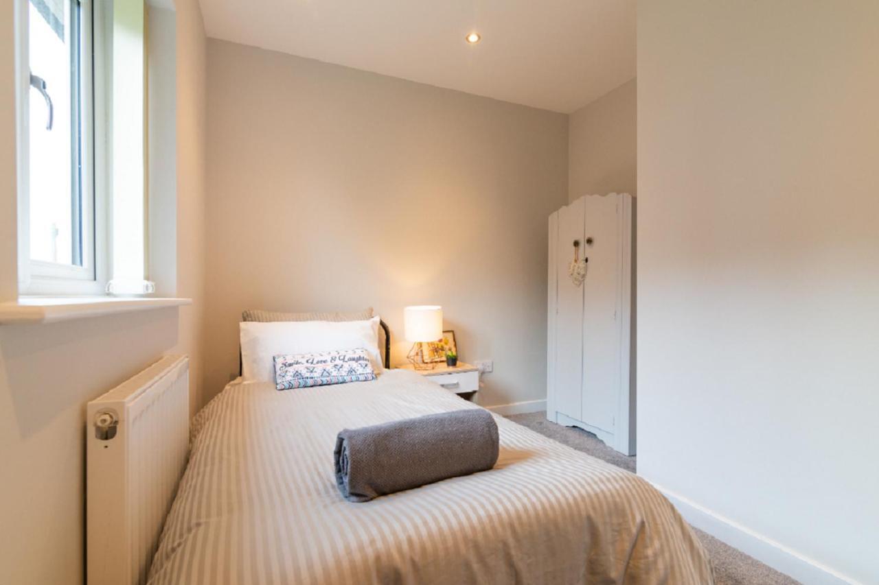 Beautiful 6 Bedroom Holiday Home, Manchester Wythenshawe Eksteriør billede
